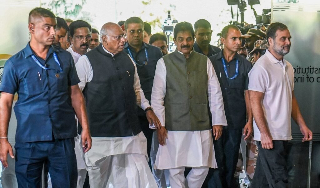 INDIA Bloc की बैठक में Mallikarjun Kharge ने EVM और SIR पर उठाए सवाल, रखीं 6 मांगें INDIA Bloc की बैठक में Mallikarjun Kharge ने EVM और SIR पर उठाए सवाल, रखीं 6 मांगें