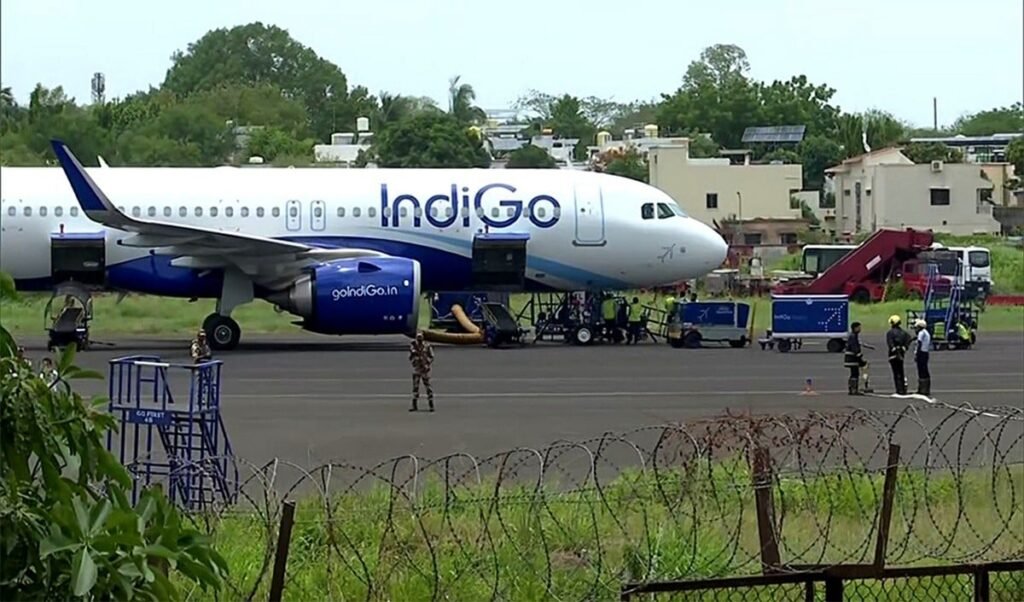 IndiGo Flight Bomb Threat: लखनऊ से दम्मम जा रहे विमान की Ahmedabad में Emergency Landing और सुरक्षा अलर्ट IndiGo Flight Bomb Threat: लखनऊ से दम्मम जा रहे विमान की Ahmedabad में Emergency Landing और सुरक्षा अलर्ट