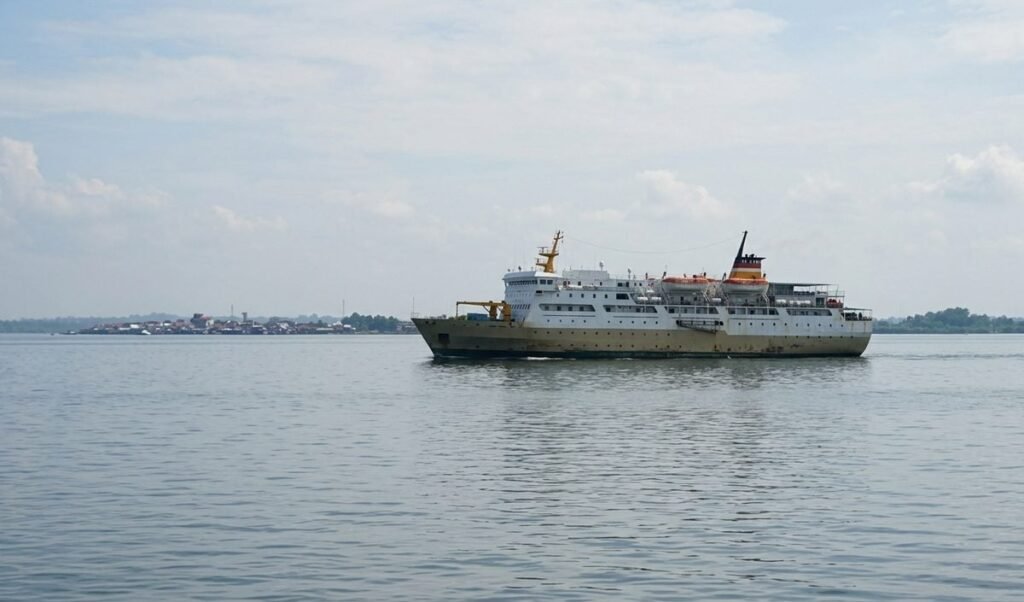 Indonesia के Java Sea में नौका डूबने से 6 की मौत, लापता 129 लोगों के लिए बचाव अभियान तेज