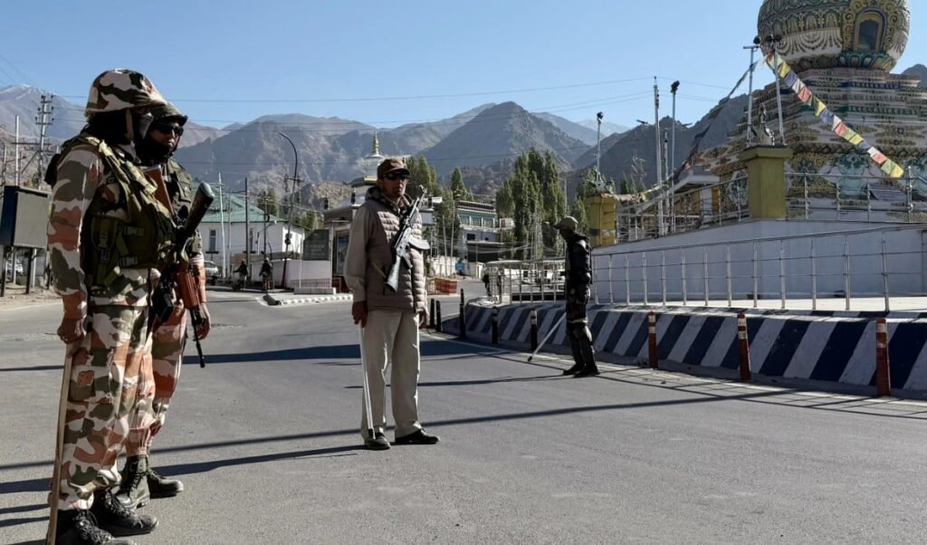 Indus Waters Treaty ठंडे बस्ते में… भारत ने Ladakh में बनाया पहला Rock Check Dam, पाकिस्तान को बड़ा रणनीतिक संदेश Indus Waters Treaty ठंडे बस्ते में… भारत ने Ladakh में बनाया पहला Rock Check Dam, पाकिस्तान को बड़ा रणनीतिक संदेश