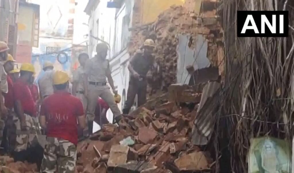 Kolkata में अचानक भरभराकर गिरी इमारत, सड़क पर मलबे का ढेर; राहत-बचाव अभियान जारी Kolkata में अचानक भरभराकर गिरी इमारत, सड़क पर मलबे का ढेर; राहत-बचाव अभियान जारी