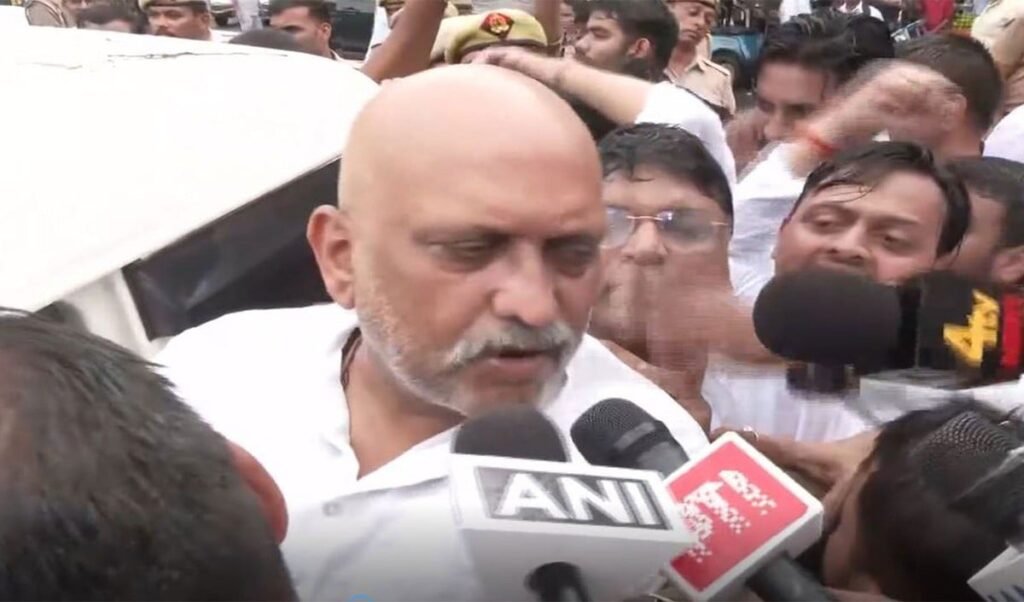 Lucknow में UP Congress Chief Ajay Rai हिरासत में, Saharanpur Mosque Demolition को बताया भाजपा सरकार का दमन और अन्याय Lucknow में UP Congress Chief Ajay Rai हिरासत में, Saharanpur Mosque Demolition को बताया भाजपा सरकार का दमन और अन्याय