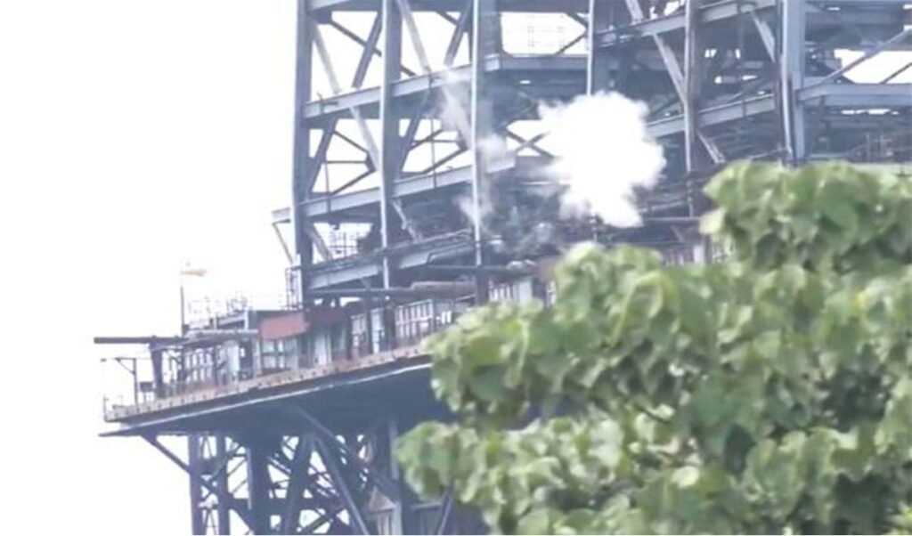 MRPL प्लांट में जबरदस्त Blast, 4 किमी तक टूटे खिड़कियों के शीशे और 8 जख्मी MRPL प्लांट में जबरदस्त Blast, 4 किमी तक टूटे खिड़कियों के शीशे और 8 जख्मी