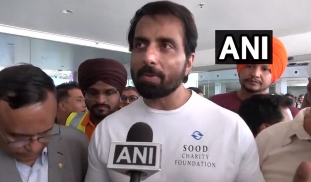 Nepal Floods पीड़ितों की मदद के लिए पहुंचे Sonu Sood, भारत से लेकर गए राहत सामग्री Nepal Floods पीड़ितों की मदद के लिए पहुंचे Sonu Sood, भारत से लेकर गए राहत सामग्री