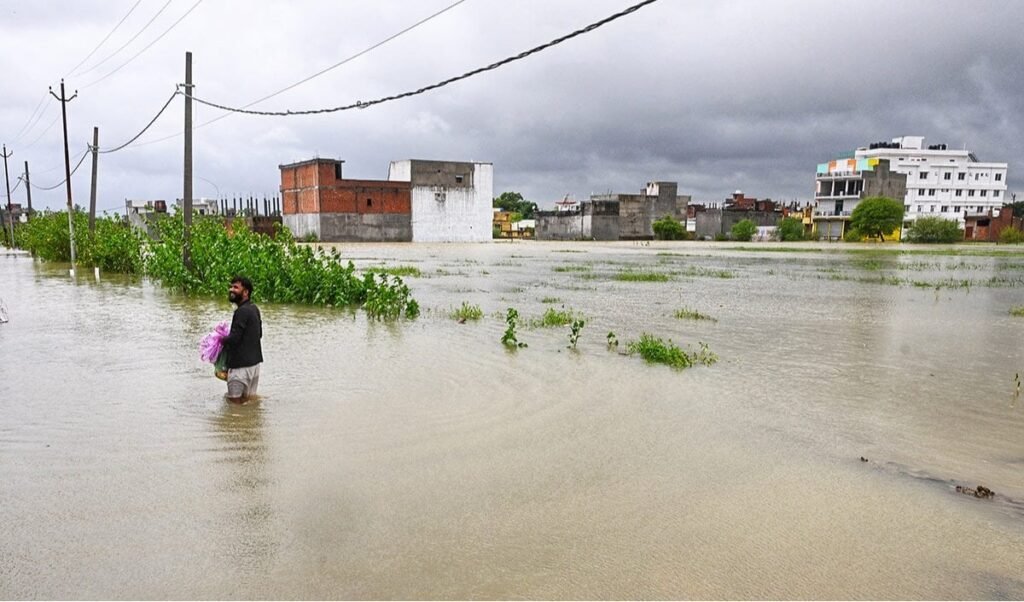 Nepal में भारी बारिश से भारत हुआ बेहाल, Gandak और Narayani River के उफान ने UP-Bihar के कई जिलों में मचाई तबाही Nepal में भारी बारिश से भारत हुआ बेहाल, Gandak और Narayani River के उफान ने UP-Bihar के कई जिलों में मचाई तबाही