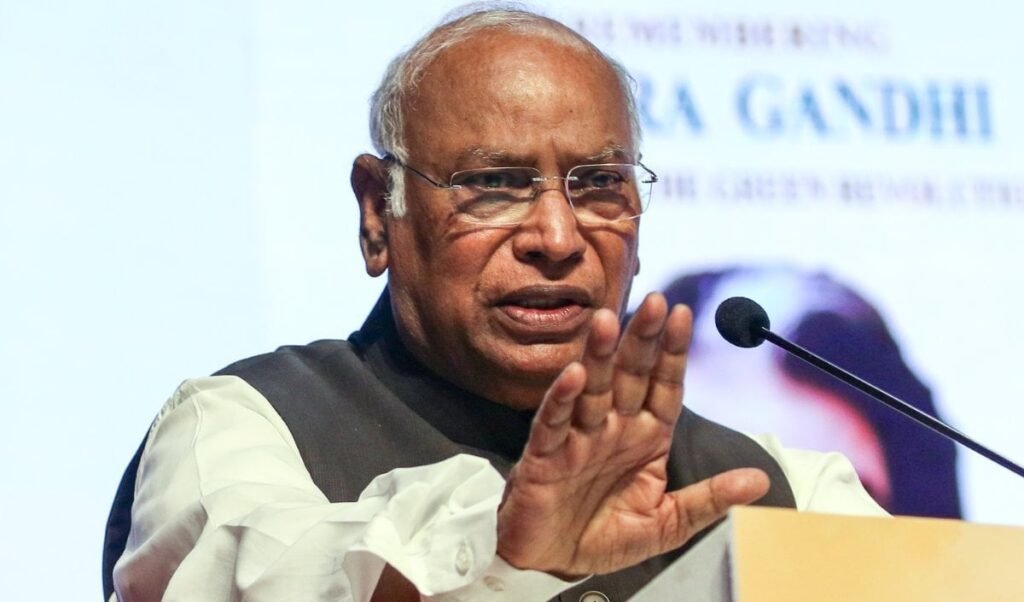 PM मोदी के ‘नाराज फूफा’ बयान पर भड़की कांग्रेस, Mallikarjun Kharge बोले- युवा भी लेकर खड़े हैं रिपोर्ट कार्ड PM मोदी के ‘नाराज फूफा’ बयान पर भड़की कांग्रेस, Mallikarjun Kharge बोले- युवा भी लेकर खड़े हैं रिपोर्ट कार्ड