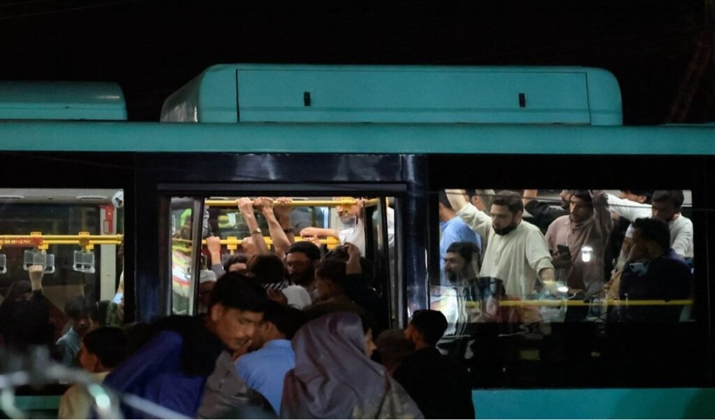 Pakistan में PIMS-Media Town रूट पर E-bus सेवा में भारी भीड़, 30 मिनट के अंतराल से यात्री परेशान Pakistan में PIMS-Media Town रूट पर E-bus सेवा में भारी भीड़, 30 मिनट के अंतराल से यात्री परेशान