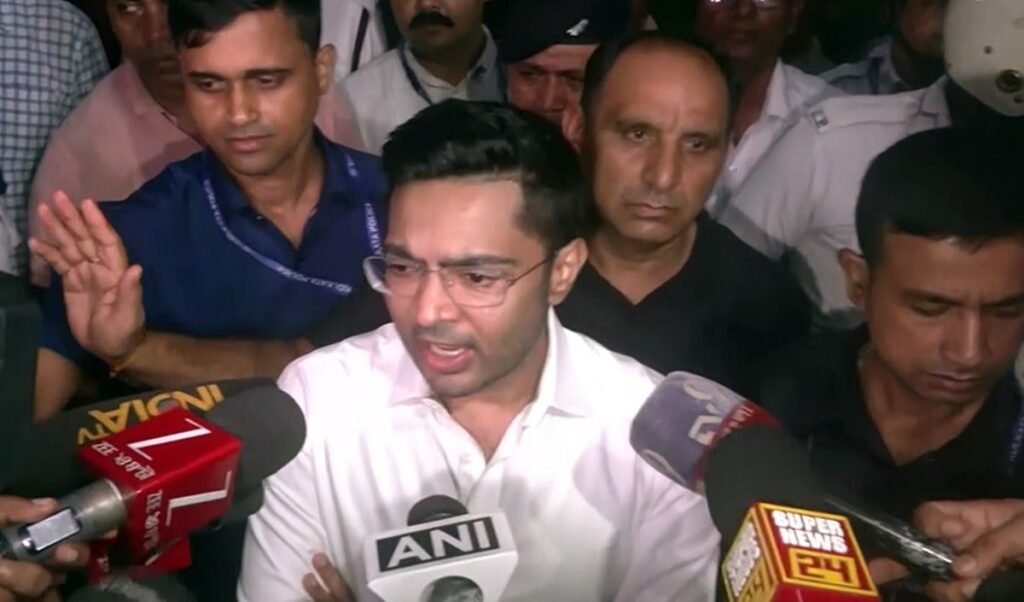 SC का सुरक्षा कवच हटते ही West Bengal CID का एक्शन, Abhishek Banerjee के PA Sumit Roy गिरफ्तार SC का सुरक्षा कवच हटते ही West Bengal CID का एक्शन, Abhishek Banerjee के PA Sumit Roy गिरफ्तार