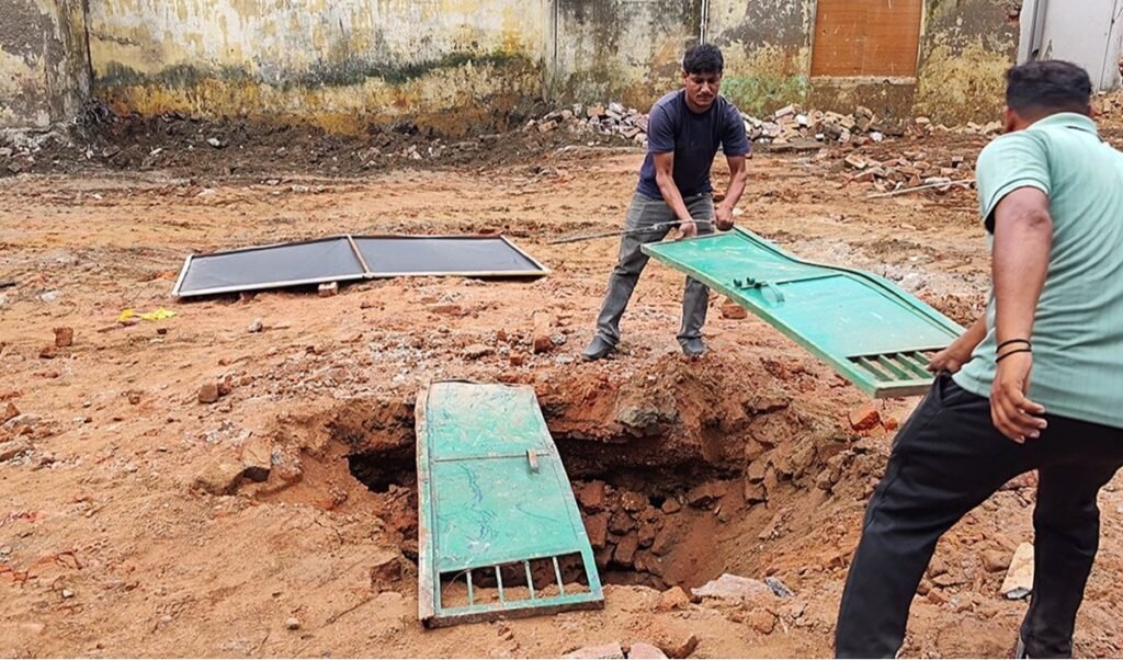 Saharanpur: मस्जिद के मलबे के नीचे मिला 15 फीट गहरा कुआं, कलेक्ट्रेट परिसर में मचा हड़कंप Saharanpur: मस्जिद के मलबे के नीचे मिला 15 फीट गहरा कुआं, कलेक्ट्रेट परिसर में मचा हड़कंप