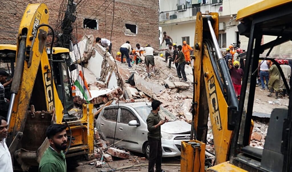 Satya Niketan Building Collapse | दिल्ली में इमारत ढहने से छह लोगों की मौत, मलबे से 11 लोगों को निकाला गया Satya Niketan Building Collapse | दिल्ली में इमारत ढहने से छह लोगों की मौत, मलबे से 11 लोगों को निकाला गया