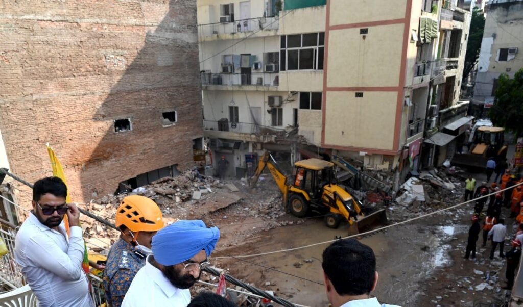 Satya Niketan Building Collapse | बगल की जर्जर इमारत को चरणों में ढहाने की तैयारी, MCD ने दिए दिल्लीभर में सर्वे के आदेश Satya Niketan Building Collapse | बगल की जर्जर इमारत को चरणों में ढहाने की तैयारी, MCD ने दिए दिल्लीभर में सर्वे के आदेश