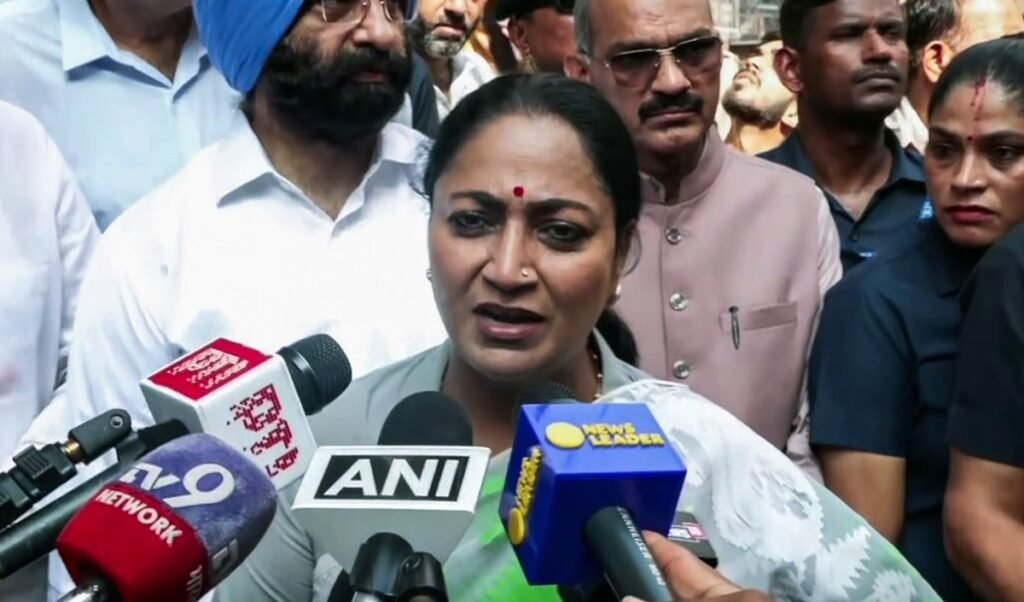 Satya Niketan हादसा: CM Gupta का ऐलान, अवैध निर्माण पर चलेगा बुलडोजर, बख्शे नहीं जाएंगे भ्रष्टाचारी Satya Niketan हादसा: CM Gupta का ऐलान, अवैध निर्माण पर चलेगा बुलडोजर, बख्शे नहीं जाएंगे भ्रष्टाचारी