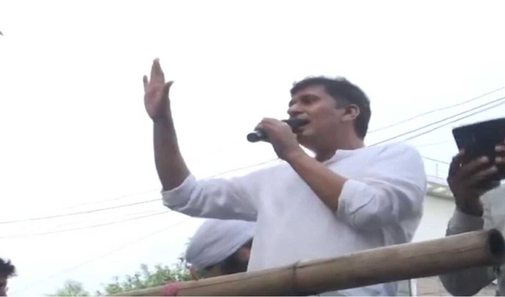 Saurabh Bharadwaj पहुंचे Vikaspuri थाना, मंत्री Parvesh Sahib Singh पर केस दर्ज करने की मांग Saurabh Bharadwaj पहुंचे Vikaspuri थाना, मंत्री Parvesh Sahib Singh पर केस दर्ज करने की मांग