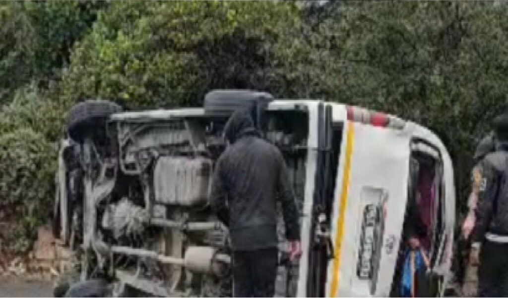 South Africa के वेस्टर्न केप में भीषण सड़क हादसा, कई गाड़ियां टकराईं, 21 की मौत South Africa के वेस्टर्न केप में भीषण सड़क हादसा, कई गाड़ियां टकराईं, 21 की मौत