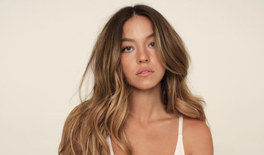 Sports Advertisement में बिना कपड़ों के दिखी Sydney Sweeney, सोशल मीडिया पर छिड़ी बहस Sports Advertisement में बिना कपड़ों के दिखी Sydney Sweeney, सोशल मीडिया पर छिड़ी बहस