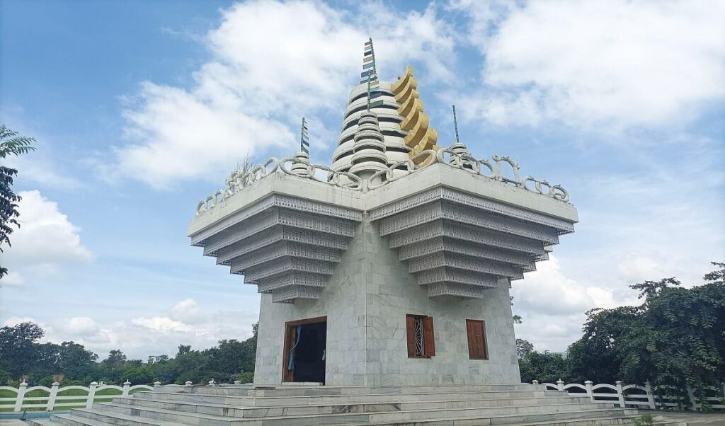 Travel Tips: मणिपुर की सांस्कृतिक सुंदरता का प्रतीक है Kangla Fort, जानें कैसे पहुंचे Imphal Travel Tips: मणिपुर की सांस्कृतिक सुंदरता का प्रतीक है Kangla Fort, जानें कैसे पहुंचे Imphal