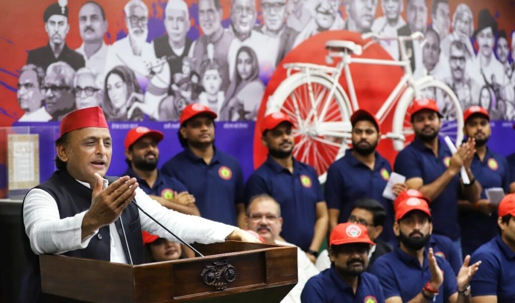 UP Elections से पहले SP का ‘नीला’ दांव: Student Wing का ड्रेस कोड बदला, Dalit वोटर आएंगे साथ? UP Elections से पहले SP का ‘नीला’ दांव: Student Wing का ड्रेस कोड बदला, Dalit वोटर आएंगे साथ?