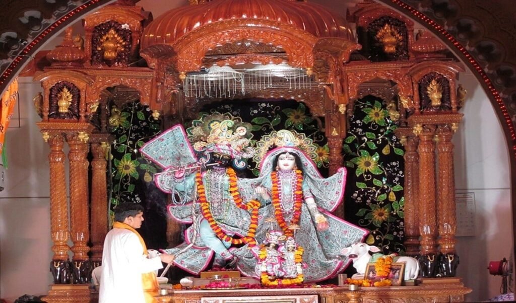 Vrindavan Trip: ISKCON से लेकर Nidhivan तक, इन मंदिरों के दर्शन बिना अधूरी है यात्रा Vrindavan Trip: ISKCON से लेकर Nidhivan तक, इन मंदिरों के दर्शन बिना अधूरी है यात्रा