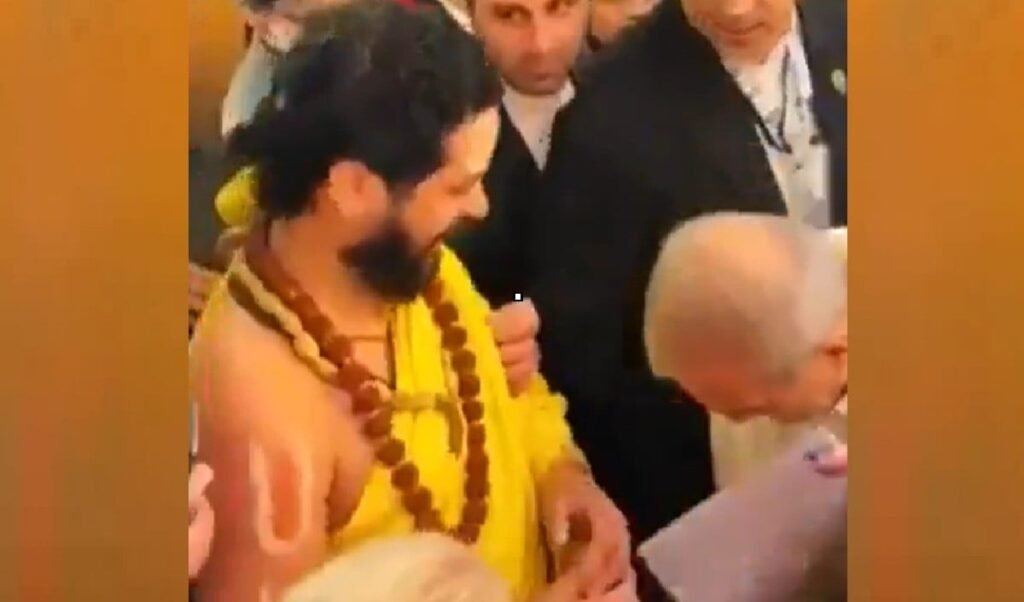 ईरानी राष्ट्रपति ने हिंदू धर्मगुरु के पैर छुए? पाकिस्तानी जहर क्यों उगलने लगे