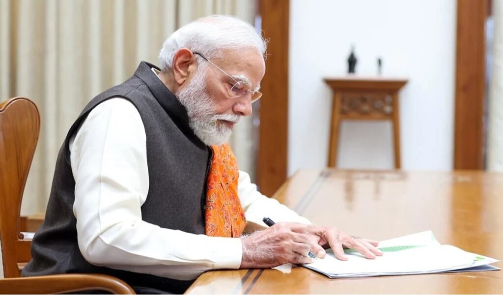 उधर विपक्ष बेकार के मुद्दों पर राजनीति करता रहा, इधर Modi Cabinet ने कई बड़े फैसले लेकर सबको चौंका दिया उधर विपक्ष बेकार के मुद्दों पर राजनीति करता रहा, इधर Modi Cabinet ने कई बड़े फैसले लेकर सबको चौंका दिया