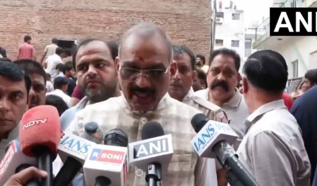 कितने छात्र फंसे हैं, कहना मुश्किल… Satya Niketan Building Collapse पर BJP MLA का बड़ा बयान कितने छात्र फंसे हैं, कहना मुश्किल… Satya Niketan Building Collapse पर BJP MLA का बड़ा बयान