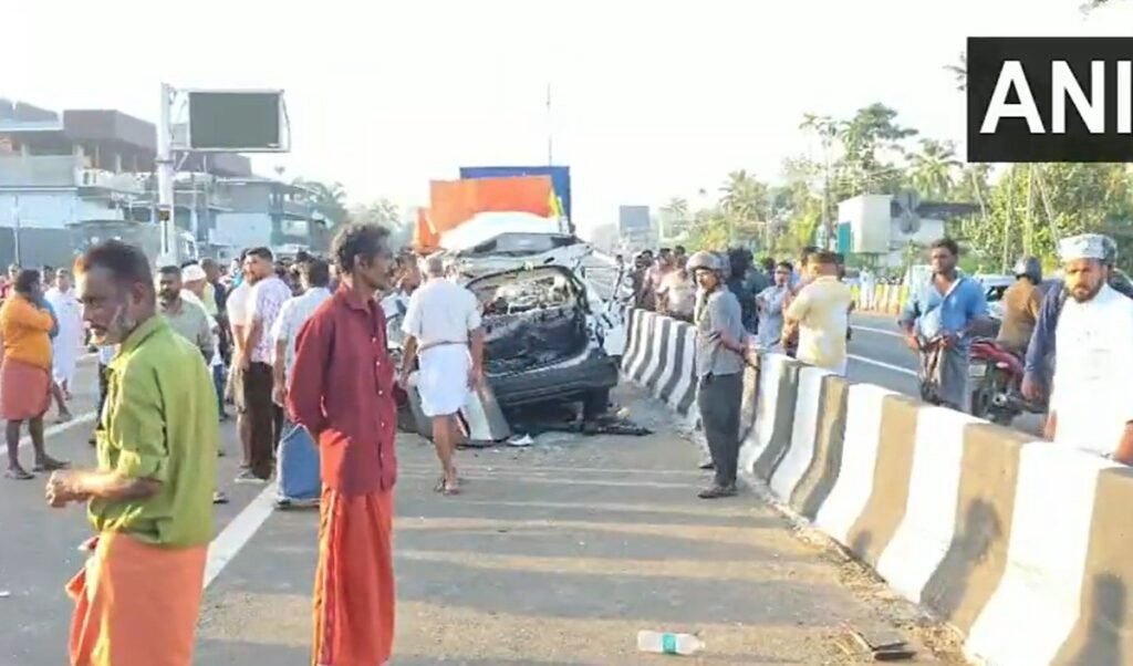 केरल में भयानक हादसा: NH-66 पर खड़ी लॉरी में घुसी कार, 8 इंजीनियरिंग छात्रों की कटी-फटी लाशें देखकर कांप उठे लोग! केरल में भयानक हादसा: NH-66 पर खड़ी लॉरी में घुसी कार, 8 इंजीनियरिंग छात्रों की कटी-फटी लाशें देखकर कांप उठे लोग!