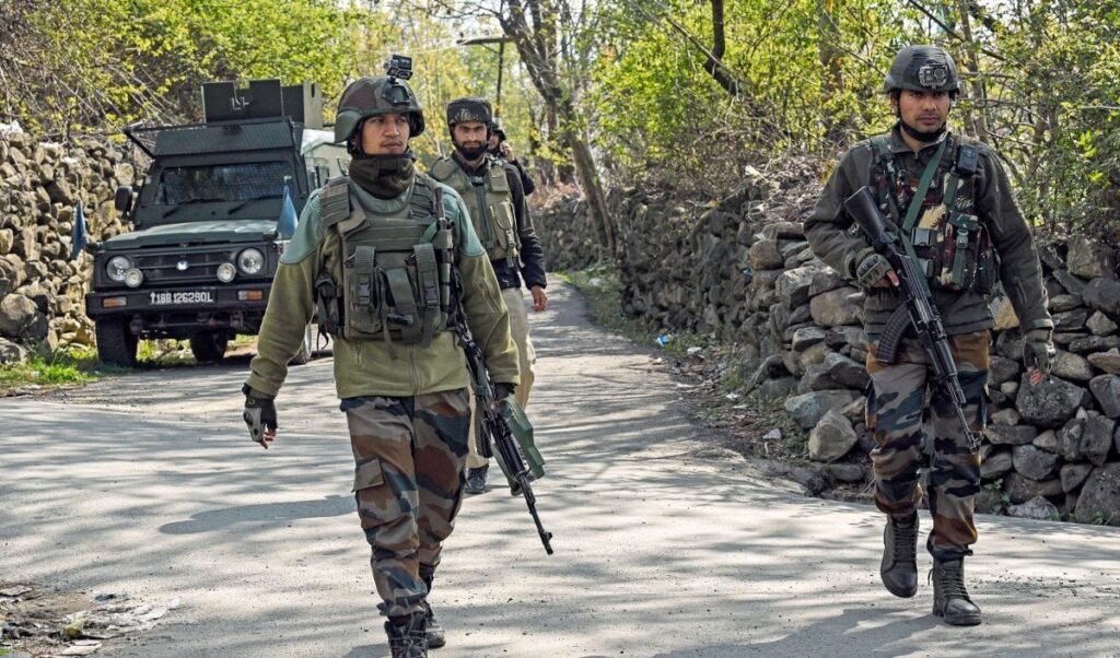 जम्मू-कश्मीर पुलिस ने पीर पंजाल क्षेत्र में लश्कर के आतंकी नेटवर्क का किया पर्दाफाश, तीन ओजीडब्ल्यू गिरफ्तार जम्मू-कश्मीर पुलिस ने पीर पंजाल क्षेत्र में लश्कर के आतंकी नेटवर्क का किया पर्दाफाश, तीन ओजीडब्ल्यू गिरफ्तार