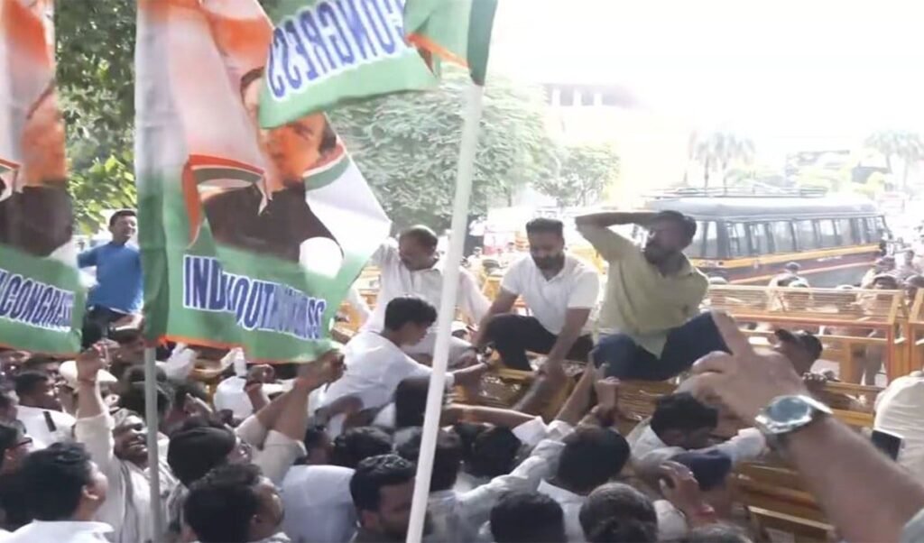 नागपुर में Youth Congress का बड़ा प्रदर्शन, Manusmriti और Rahul Gandhi पर FIR के खिलाफ निकाली ‘संविधान सम्मान यात्रा’ नागपुर में Youth Congress का बड़ा प्रदर्शन, Manusmriti और Rahul Gandhi पर FIR के खिलाफ निकाली ‘संविधान सम्मान यात्रा’
