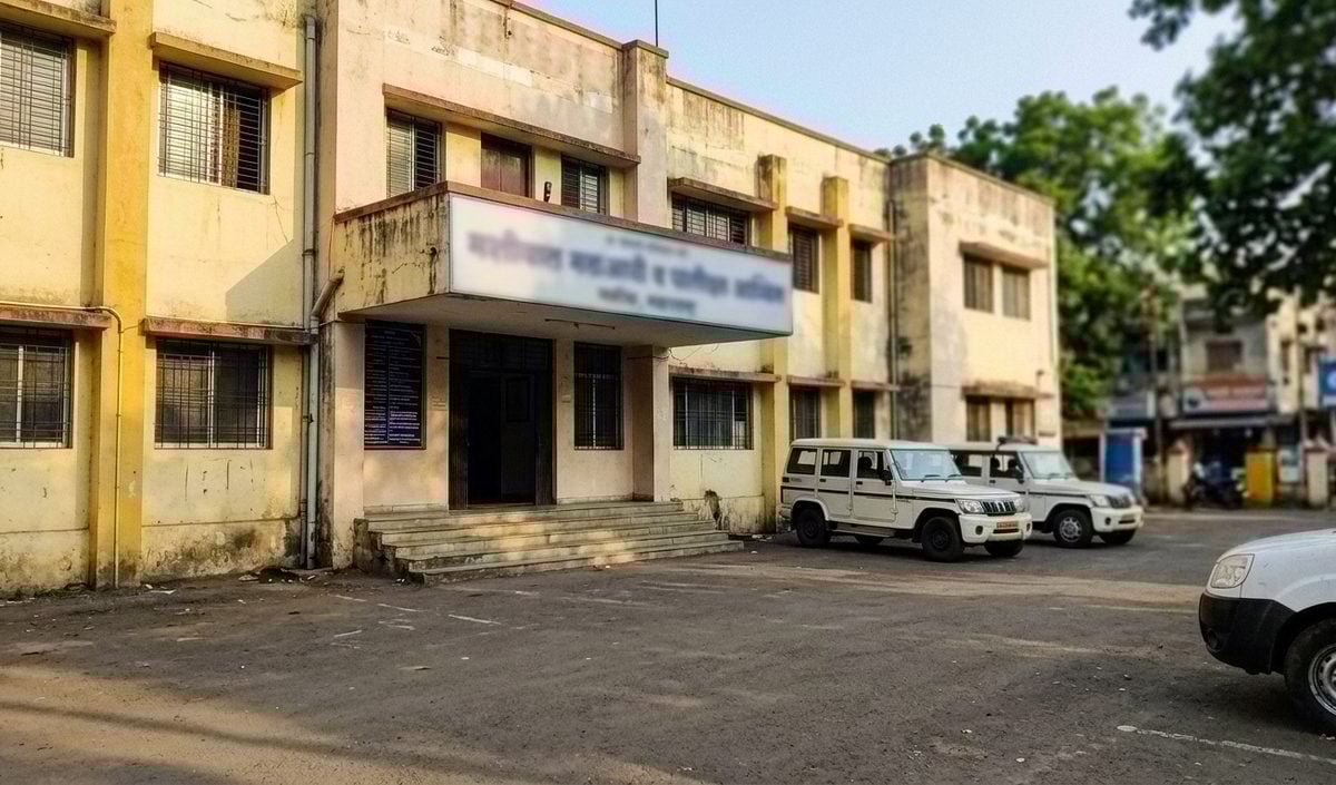नासिक में अधिकारी की मेज पर कुत्ते छोड़ने वाले Shiv Sena UBT कार्यकर्ता पर केस दर्ज नासिक में अधिकारी की मेज पर कुत्ते छोड़ने वाले Shiv Sena UBT कार्यकर्ता पर केस दर्ज