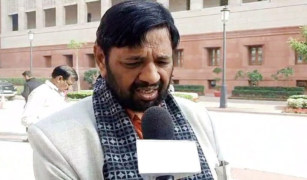 पूर्व केंद्रीय मंत्री Kaushal Kishore के ‘X’ पोस्ट से UP में सियासी अटकलें तेज, 2027 चुनाव पर नजर पूर्व केंद्रीय मंत्री Kaushal Kishore के ‘X’ पोस्ट से UP में सियासी अटकलें तेज, 2027 चुनाव पर नजर
