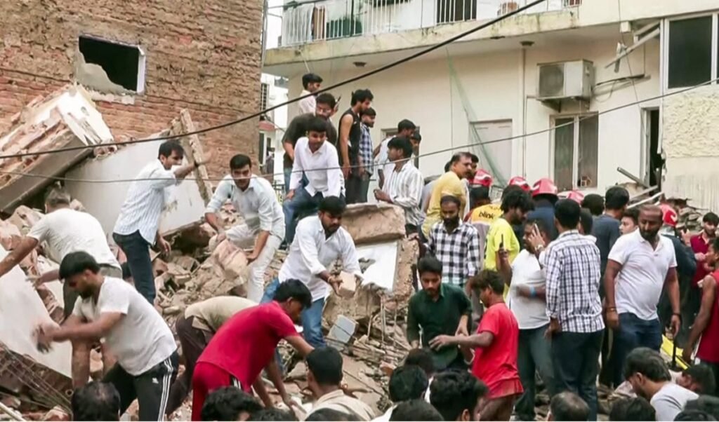 ‘बचाओ-बचाओ’ चिल्ला रहे मलबे में दबे बच्चे! चश्मदीदों ने बताया Satya Niketan Building Collapse का खौफनाक मंजर