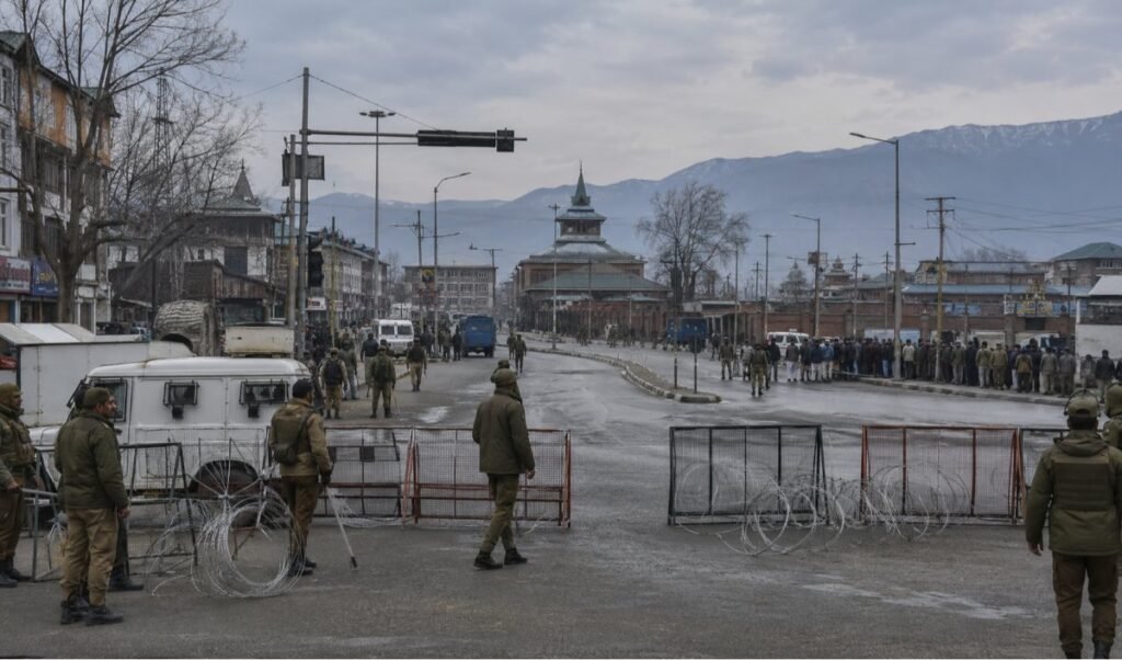 श्रीनगर में नेकां और भाजपा के आमने-सामने प्रदर्शन के ऐलान पर सुरक्षा कड़ी, कई रास्ते सील श्रीनगर में नेकां और भाजपा के आमने-सामने प्रदर्शन के ऐलान पर सुरक्षा कड़ी, कई रास्ते सील
