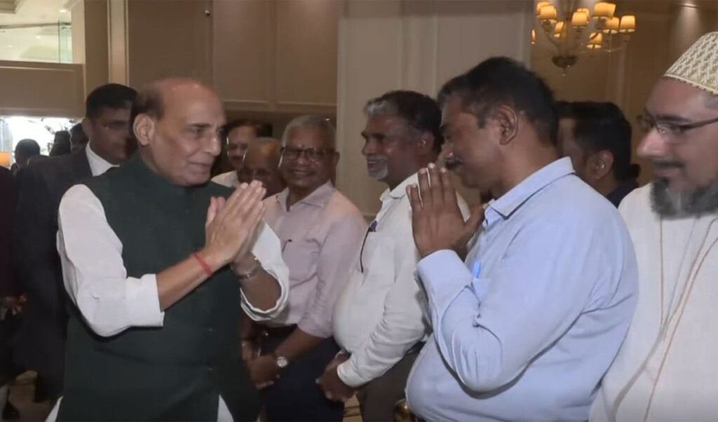 श्रीलंका में राजनाथ सिंह का जोरदार स्वागत, Neighborhood First और MAHASAGAR विजन से बढ़ेगी क्षेत्रीय ताकत श्रीलंका में राजनाथ सिंह का जोरदार स्वागत, Neighborhood First और MAHASAGAR विजन से बढ़ेगी क्षेत्रीय ताकत