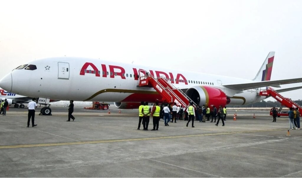 Air India और Akasa Air ने बढ़ाया Fuel Surcharge, हवाई टिकट होंगे महंगे Air India और Akasa Air ने बढ़ाया Fuel Surcharge, हवाई टिकट होंगे महंगे