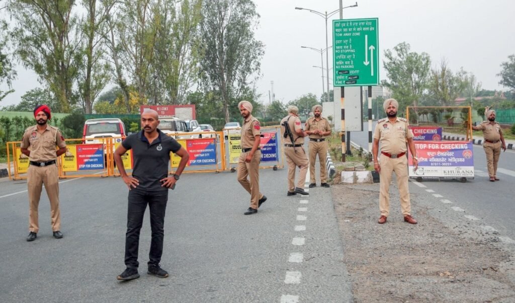 Amritsar को दहलाने की बड़ी साजिश नाकाम! पुलिस ने किया सीमा पार तस्करी गिरोह का पर्दाफाश, अत्याधुनिक हथियार बरामद, 5 संदिग्ध गिरफ्तार Amritsar को दहलाने की बड़ी साजिश नाकाम! पुलिस ने किया सीमा पार तस्करी गिरोह का पर्दाफाश, अत्याधुनिक हथियार बरामद, 5 संदिग्ध गिरफ्तार