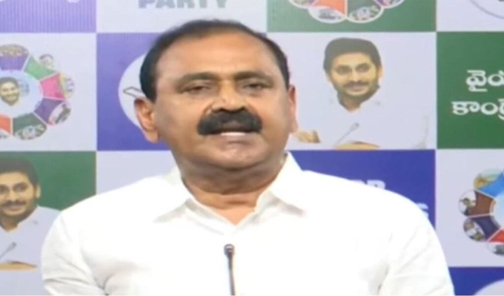 Bengaluru Bar में IAS Vikas Marmat के हंगामे से TDP घिरी, YSRCP ने दागे सवाल Bengaluru Bar में IAS Vikas Marmat के हंगामे से TDP घिरी, YSRCP ने दागे सवाल