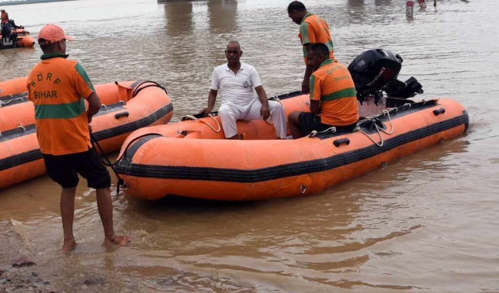 Bihar Ganga Accident | बिहार के वैशाली में बड़ा हादसा! गंगा नदी में नाव पलटने से 13 बच्चों की मौत, पीएम मोदी और डिप्टी सीएम ने की मुआवजे की घोषणा Bihar Ganga Accident | बिहार के वैशाली में बड़ा हादसा! गंगा नदी में नाव पलटने से 13 बच्चों की मौत, पीएम मोदी और डिप्टी सीएम ने की मुआवजे की घोषणा