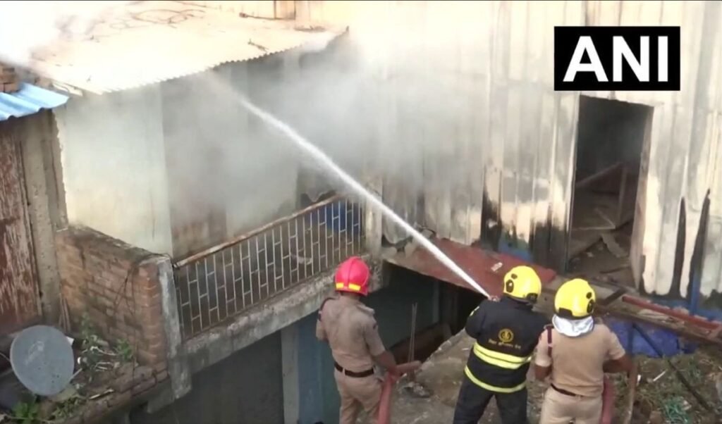 Bihar के चांदनी मार्केट में धधकी आग, 10 दमकल गाड़ियां पहुंचीं; मची अफरा-तफरी Bihar के चांदनी मार्केट में धधकी आग, 10 दमकल गाड़ियां पहुंचीं; मची अफरा-तफरी