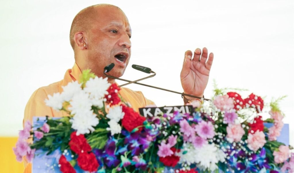 CM Yogi ने SP के PDA को बताया Parivar Development Authority, साधा तीखा निशाना CM Yogi ने SP के PDA को बताया Parivar Development Authority, साधा तीखा निशाना