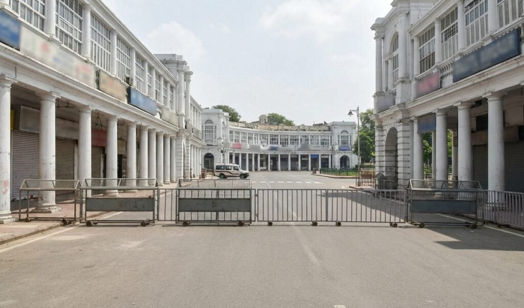 Delhi में कड़े सुरक्षा पहरे के बीच Jantar Mantar प्रदर्शन, बंद रास्तों से परेशान रहे लोग Delhi में कड़े सुरक्षा पहरे के बीच Jantar Mantar प्रदर्शन, बंद रास्तों से परेशान रहे लोग