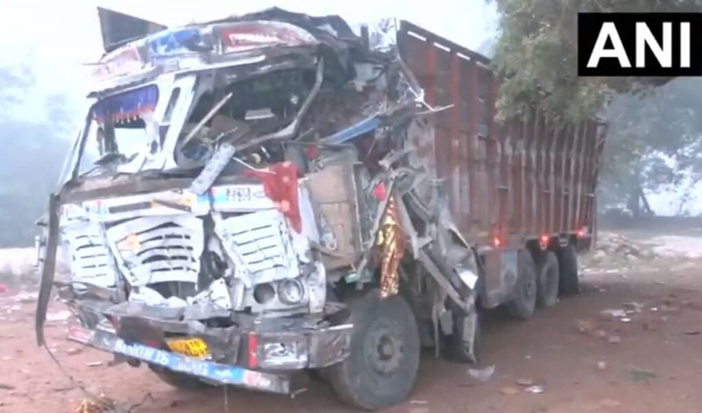 Gwalior Truck Accident: सप्तमी की रात मंदिर के बाहर मची चीख-पुकार, ट्रक ने श्रद्धालुओं को रौंदा; 15 की मौत Gwalior Truck Accident: सप्तमी की रात मंदिर के बाहर मची चीख-पुकार, ट्रक ने श्रद्धालुओं को रौंदा; 15 की मौत