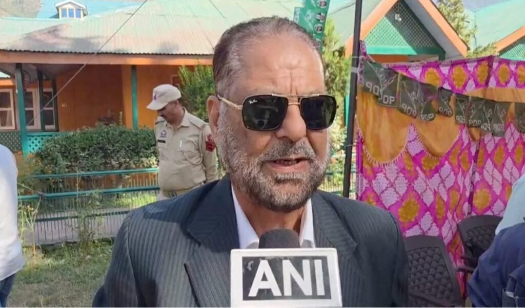 J&K के Kishtwar में PDP Leader Abdul Kabir गिरफ्तार, Burhan Wani को शहीद बता कर खड़ा किया था विवाद J&K के Kishtwar में PDP Leader Abdul Kabir गिरफ्तार, Burhan Wani को शहीद बता कर खड़ा किया था विवाद