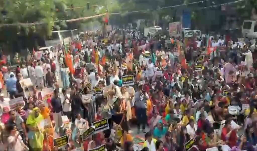JNU यौन उत्पीड़न केस: Congress MP Bimol Akoijam के खिलाफ BJP का देशव्यापी प्रदर्शन JNU यौन उत्पीड़न केस: Congress MP Bimol Akoijam के खिलाफ BJP का देशव्यापी प्रदर्शन