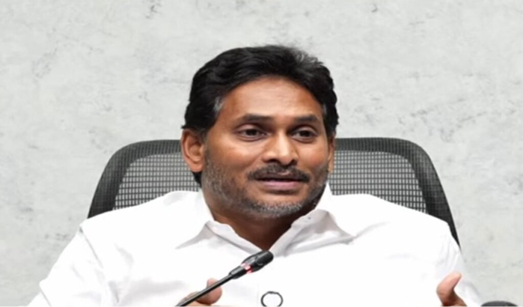 Jagan Mohan Reddy सरकार के कामों का क्रेडिट ले रहे Chandrababu, YSRCP ने दी बहस की चुनौती Jagan Mohan Reddy सरकार के कामों का क्रेडिट ले रहे Chandrababu, YSRCP ने दी बहस की चुनौती