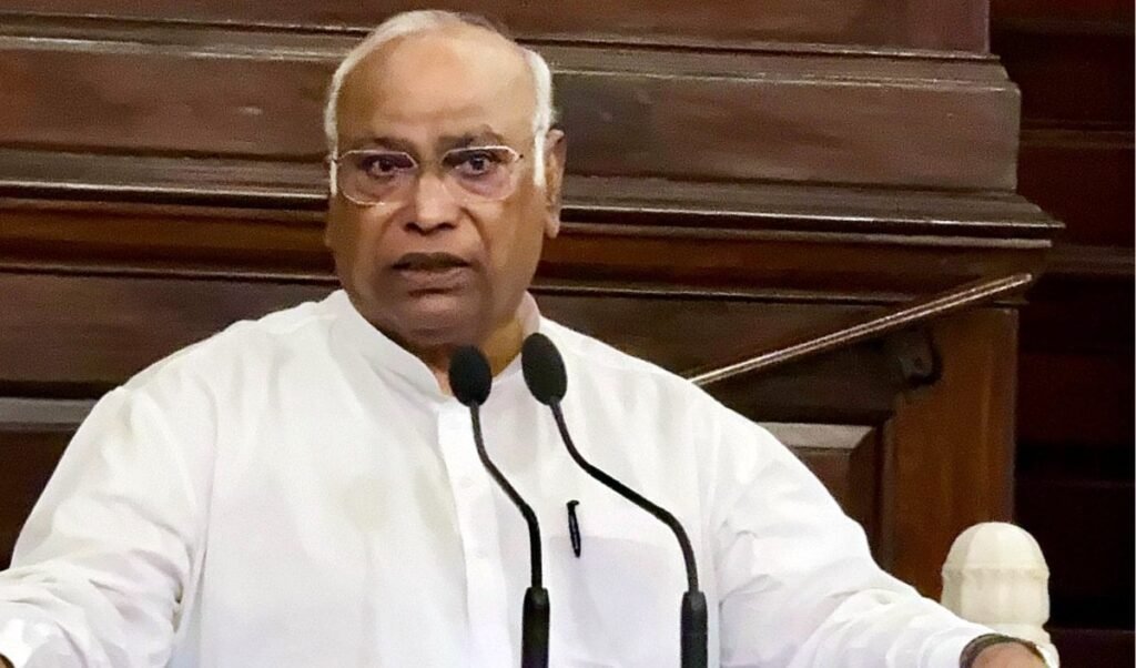 Mallikarjun Kharge ने मोदी सरकार को घेरा, बोले- आज देश में अघोषित आपातकाल जैसी स्थिति Mallikarjun Kharge ने मोदी सरकार को घेरा, बोले- आज देश में अघोषित आपातकाल जैसी स्थिति