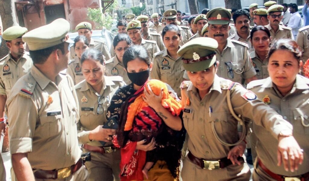 Merchant Navy Officer Murder | ‘साथ नहीं रहना था तो छोड़ देती, टुकड़े क्यों किए?’ अदालत परिसर में फफक-फफक कर रोई मां, 15 दिन बाद तय होगा हैवानों का अंजाम!