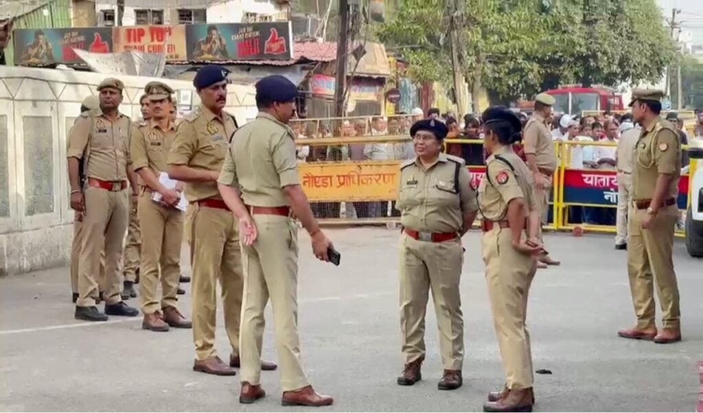 Noida Mysterious Deaths | नोएडा में 24 घंटे के अंदर 15 लोगों की मौत से मची सनसनी! साइलेंट किलर या कोई अदृश्य खौफ, पुलिस के भी उड़े होश! Noida Mysterious Deaths | नोएडा में 24 घंटे के अंदर 15 लोगों की मौत से मची सनसनी! साइलेंट किलर या कोई अदृश्य खौफ, पुलिस के भी उड़े होश!