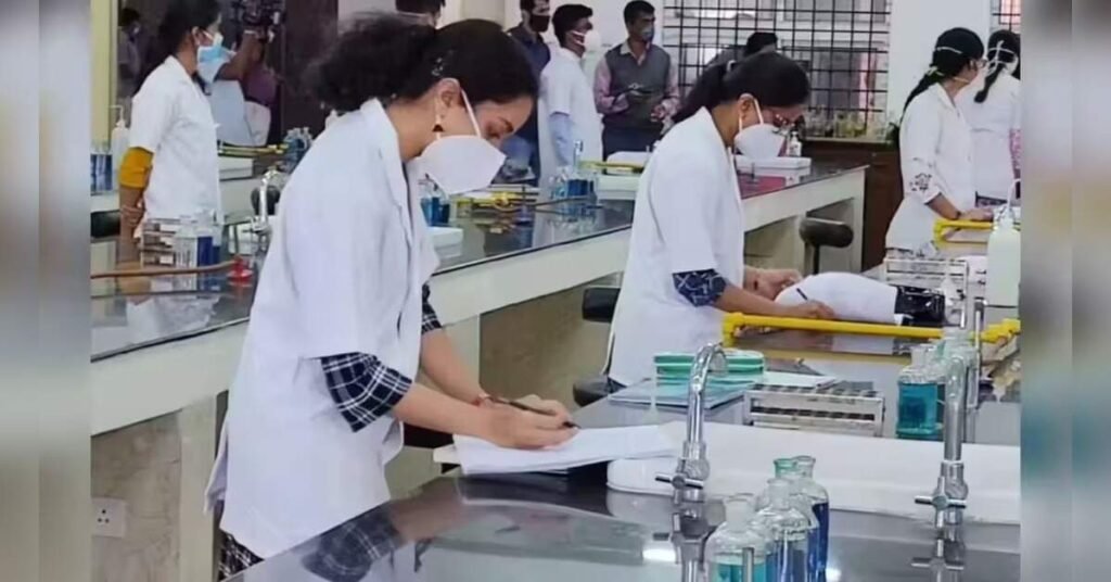 Over 1,000 MBBS seats in govt colleges open up too late for higher scorers, ETHealthworld Over 1,000 MBBS seats in govt colleges open up too late for higher scorers, ETHealthworld