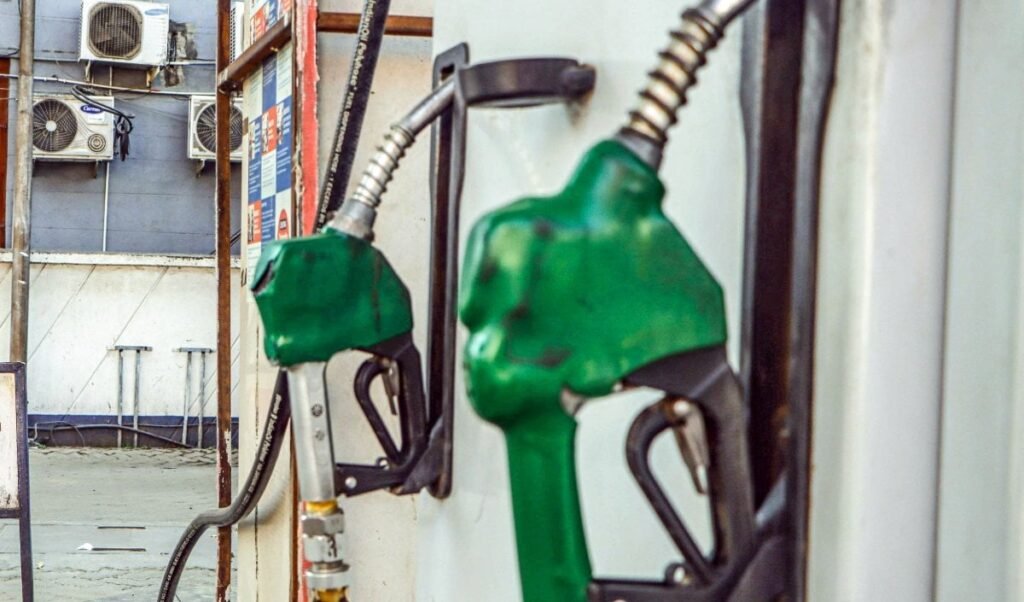Petrol- Diesel Export Tax | सरकार ने डीजल पर विंडफॉल टैक्स घटाया, पेट्रोल पर बढ़ाया, 16 अक्टूबर से लागू हुए नए शुल्क Petrol- Diesel Export Tax | सरकार ने डीजल पर विंडफॉल टैक्स घटाया, पेट्रोल पर बढ़ाया, 16 अक्टूबर से लागू हुए नए शुल्क