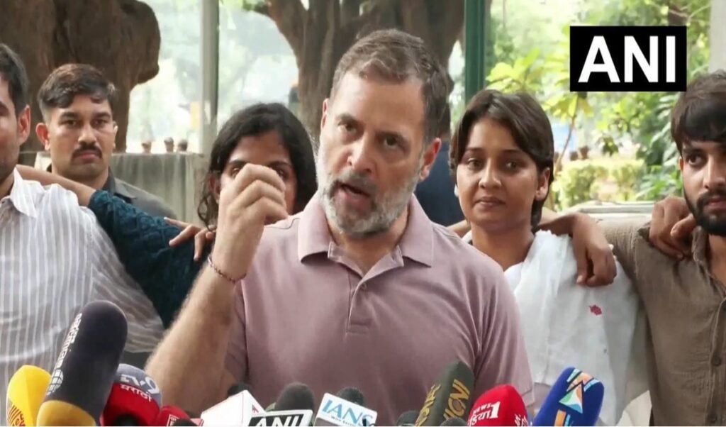 Rahul Gandhi के साथ आए NSUI कार्यकर्ता, Delhi Police पर लगाया बर्बर मारपीट का आरोप, LoP ने अमित शाह को दी सीधी चुनौती Rahul Gandhi के साथ आए NSUI कार्यकर्ता, Delhi Police पर लगाया बर्बर मारपीट का आरोप, LoP ने अमित शाह को दी सीधी चुनौती
